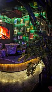 卡萨布兰卡Boutique Hotel Gauthier Restaurant Terrasse的客房设有壁炉、桌子和椅子。