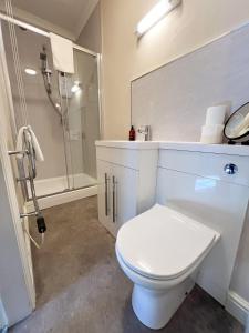 布里格The Exchange Hotel的白色的浴室设有卫生间和淋浴。