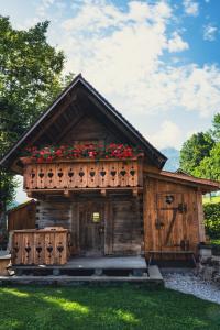 皮恩山口附近施皮塔尔Singerskogel的小木屋 - 带红色鲜花阳台