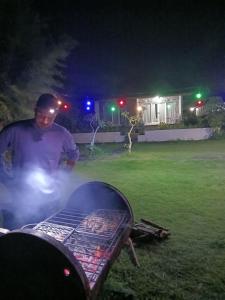 库布盼洛坎Gill Lake Batur的夜间站在烧烤架旁的人