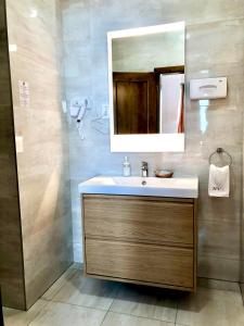 科马罗姆哈特维泽公寓酒店的一间带水槽和镜子的浴室