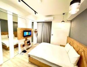 台中市逢甲沐蓁的一间卧室配有一张床和一台电视。