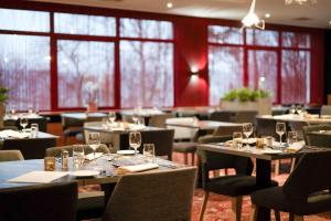 斯帕斯帕巴尔莫勒尔席尔瓦酒店的配有桌椅和酒杯的餐厅