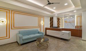 班加罗尔Treebo Trend Global Stay Jayanagar的客厅配有蓝色的沙发和桌子