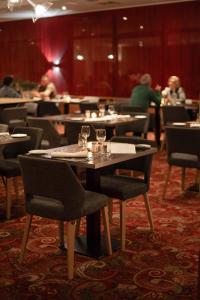 斯帕斯帕巴尔莫勒尔席尔瓦酒店的一间配备有桌椅的用餐室,其背景为: