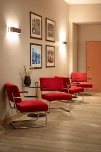 斯帕斯帕巴尔莫勒尔席尔瓦酒店的一间设有红色椅子和桌子的等候室