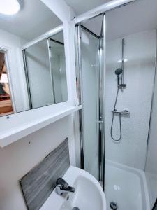 诺丁汉Burns Street - Stay Sleep Rest的一间带水槽、淋浴和镜子的浴室
