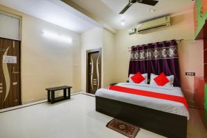 兰奇Super OYO Flagship Hotel Rudraksh Inn的一间卧室配有红色枕头的床