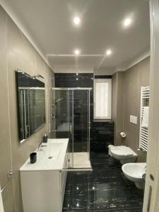 巴里Ennio Rooms的一间带两个盥洗盆和淋浴的浴室