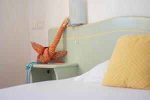 圣马迪拉莫卡米尔酒店的一间卧室配有一张床铺,桌子上放着两只蛇