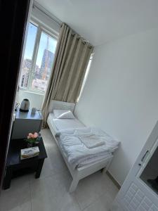阿布扎比Corniche AD - Stunning Room的窗户客房内的小床