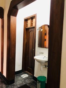 达累斯萨拉姆Jambo hostel tz的一间带水槽和镜子的浴室