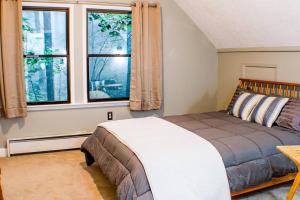 Mount Torry FurnaceA-Frame @ WTG Resort w/ Hot Tub的一间卧室设有一张床和一个大窗户