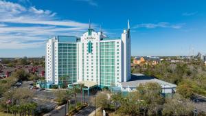 奥兰多Hotel Landy Orlando Universal Blvd, a Tribute Portfolio Hotel的一座白色的大建筑,上面有时钟