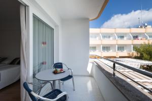 卡拉布兰卡Sagitario Playa的阳台配有桌子,享有建筑的景致。