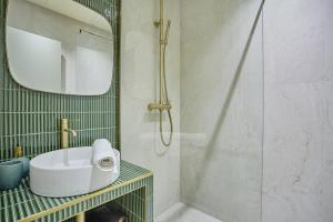巴黎Residence Center of Paris by Studio prestige的一间带水槽和淋浴的浴室