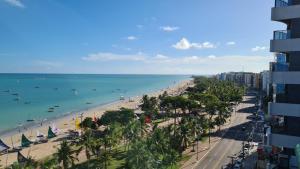马塞约Apartamento Beira Mar de Pajuçara / Maceió的享有棕榈树海滩和大海的景色