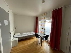 Rauland劳兰德学院青年旅馆的客房设有床、桌子和窗户。