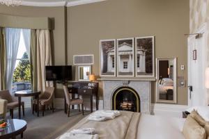 贝辛斯托克奥克利霍尔酒店的酒店客房设有壁炉和客厅。