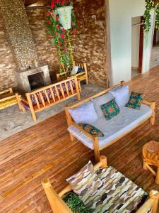 BuhomaBwindi Neckview Lodge的带沙发和壁炉的客厅