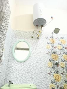 蓬蒂切里Rose Villa的一间带镜子和水槽的浴室