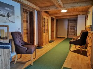 菲伯布伦奥威特酒店的客厅配有两把椅子和绿色地毯
