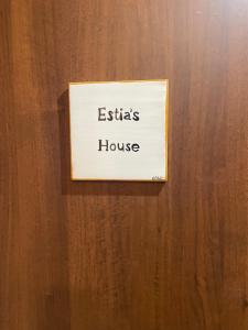 阿格里真托Estia's House的门上的一个标牌,上面写着“异族”的字眼