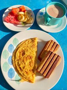 布卡拉曼加Hotel Anauco的两盘早餐食品和一杯咖啡