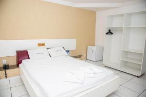 劳鲁-迪弗雷塔斯劳罗德弗雷塔斯旅行酒店的卧室配有一张白色大床