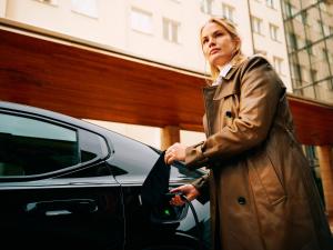 斯德哥尔摩斯德哥尔摩克拉利奥酒店的站在汽车旁的身着 ⁇ 毛的女人