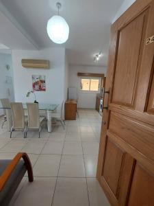 拉纳卡Sunny 2 Bedroom Larnaca Center的配有桌椅和门的房间