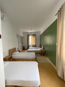 Nomads Hostel Tunisia客房内的一张或多张床位