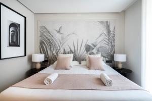 瓦伦西亚YOU & CO. J. Botánico Boutique的卧室配有一张带粉红色枕头的大床