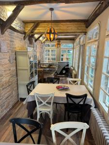 波罗维茨Villa Rila Borovets Mountain & Luxury with Hot Jacuzzi & Sauna的用餐室设有桌椅和窗户。