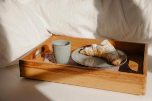 斯陶达奇格达赫Staudingerhof的盘子,杯,牛角面包的木托盘