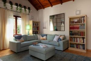 Terra MalaCasa Vacanze Margherita的客厅配有沙发和桌子