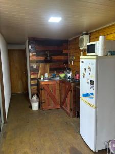 弗赖本托斯Casa roja的一间带冰箱和水槽的小厨房