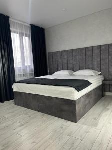 塔拉兹Al-Karakhan的一间卧室,卧室内配有一张大床