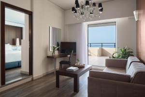 海若克利欧拉托精品酒店的带沙发的客厅和带卧室的房间