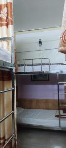 宁平New Nhat Minh HomeStay的客房内的两张双层床