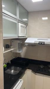 里约热内卢Apt prox Petrobras的厨房配有水槽和白色橱柜