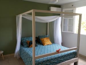 莱特鲁瓦西莱Les poinsettias的一间卧室配有一张带天蓬的双层床