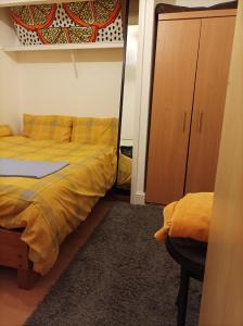 伦敦UnknownRooms的一间卧室配有一张床和一个橱柜