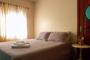 卡内拉Casa Baseggio的一间卧室配有带毛巾的床和窗户。