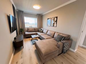 GardurGarður Apartments的客厅配有沙发和桌子