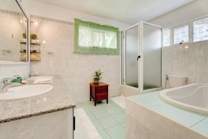 拉戈莱特Flo Villa的带浴缸、水槽和淋浴的浴室