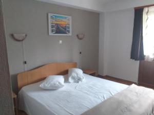 PrăjilaPensiunea Madalina - LIMARA的卧室配有白色的床和2个枕头