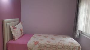 萨姆松Samlife Apart的一间小卧室,配有一张床和一个枕头