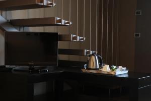 科尔特弗兰卡博尔格桑塔朱莉亚酒店的一张带电视和茶壶的黑桌