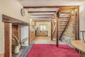 瓦伊河畔罗斯Bluebell Cottage的一间带楼梯和砖墙的客厅
